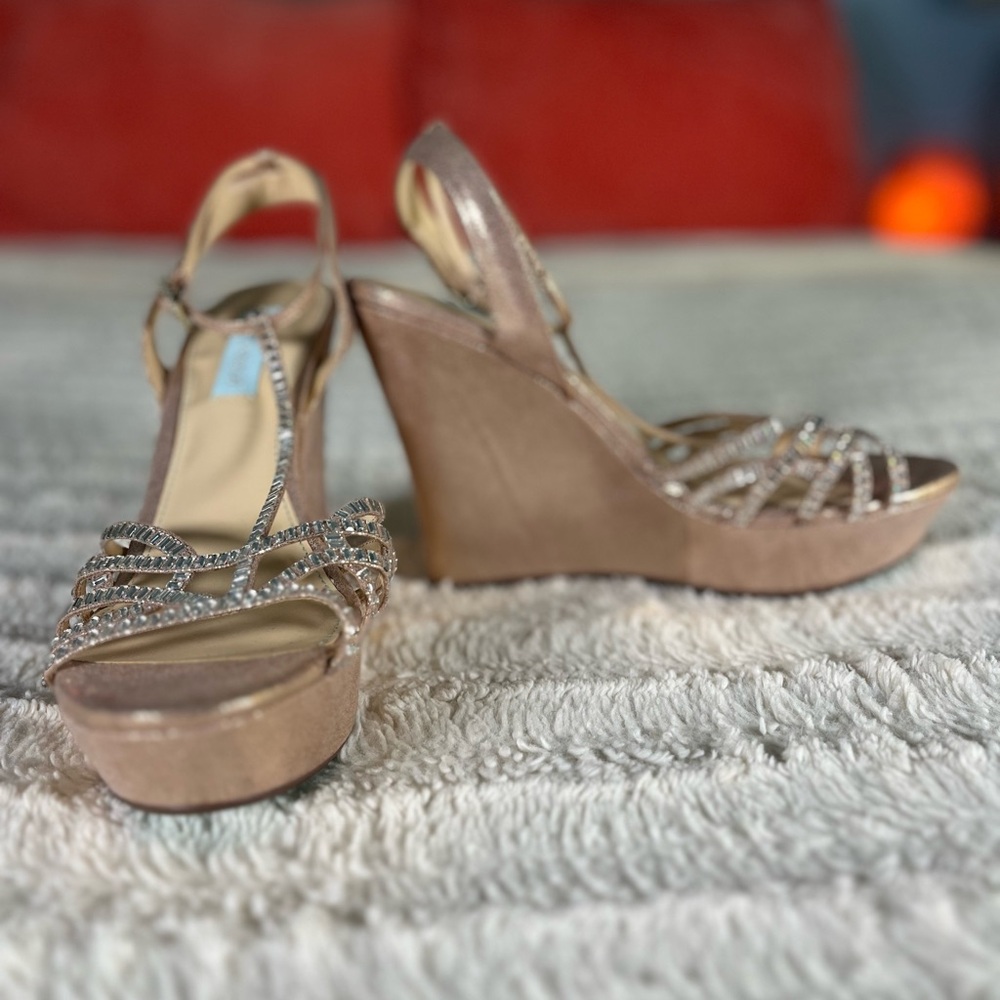Blue by Betsey Johnson Ember Wedge Sandals Rhinestone Straps size 9 NEW - Picture 6 of 7
